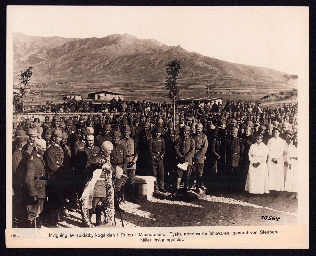 Bilden visar den tyske generalen von Steuben som inviga en soldatkyrkogård. Han har tagit av sin pickelhuva och håller en blomkrans i  höger handen. Han är omringad av soldater och officerare. På vänster sidan ser man fyra nunnor och i bakgrunden reser sig en bergskedja.