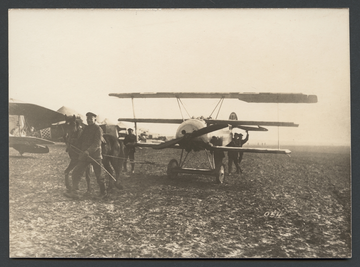 Bilden visar en Fokker Dr. I jaktflygplan som dras till startplatsen med hälp av en häst.

Originaltext: "Fokker-tredäckare med rotationsmotor, den nyaste tyska strids-
flygmaskinstypen, transporteras till startplatsen."