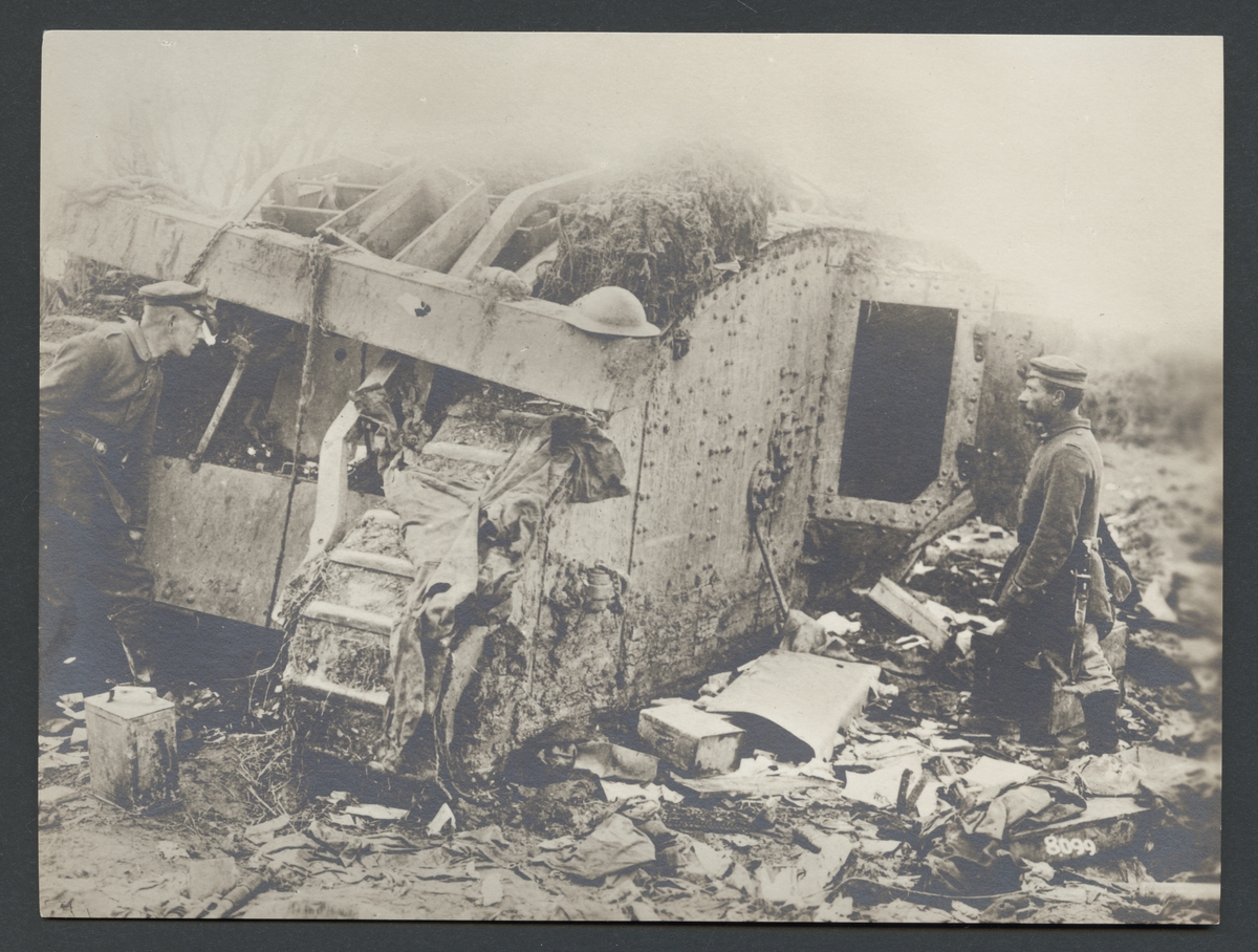 Bilden visar en förstörd engelsk stridsvagn som inspekteras av en grupp soldater.

Originaltext: "I stridsområdet bortom Albert erövrad engelsk tank.