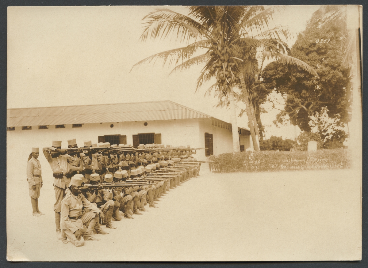 Bilden visar afrikanska soldater under skjututbildning.