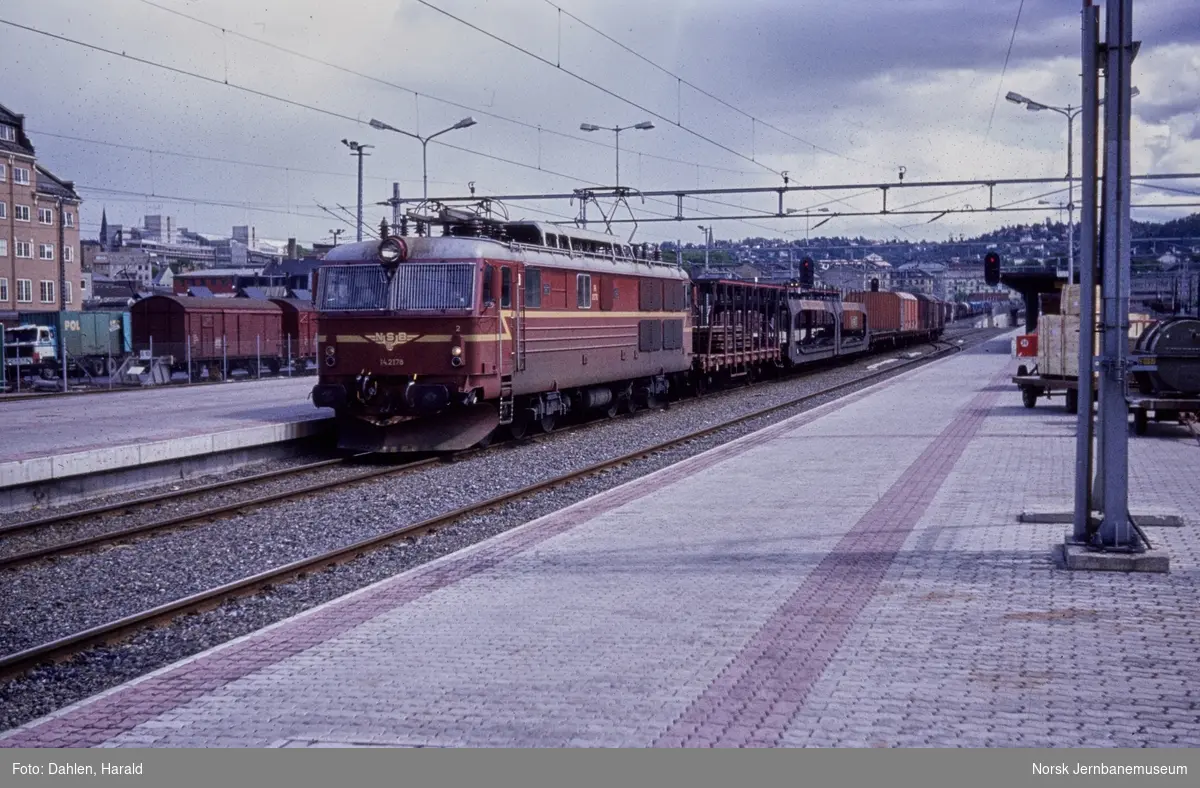 Elektrisk lokomotiv El 14 2178 med vognlasttog på Oslo S