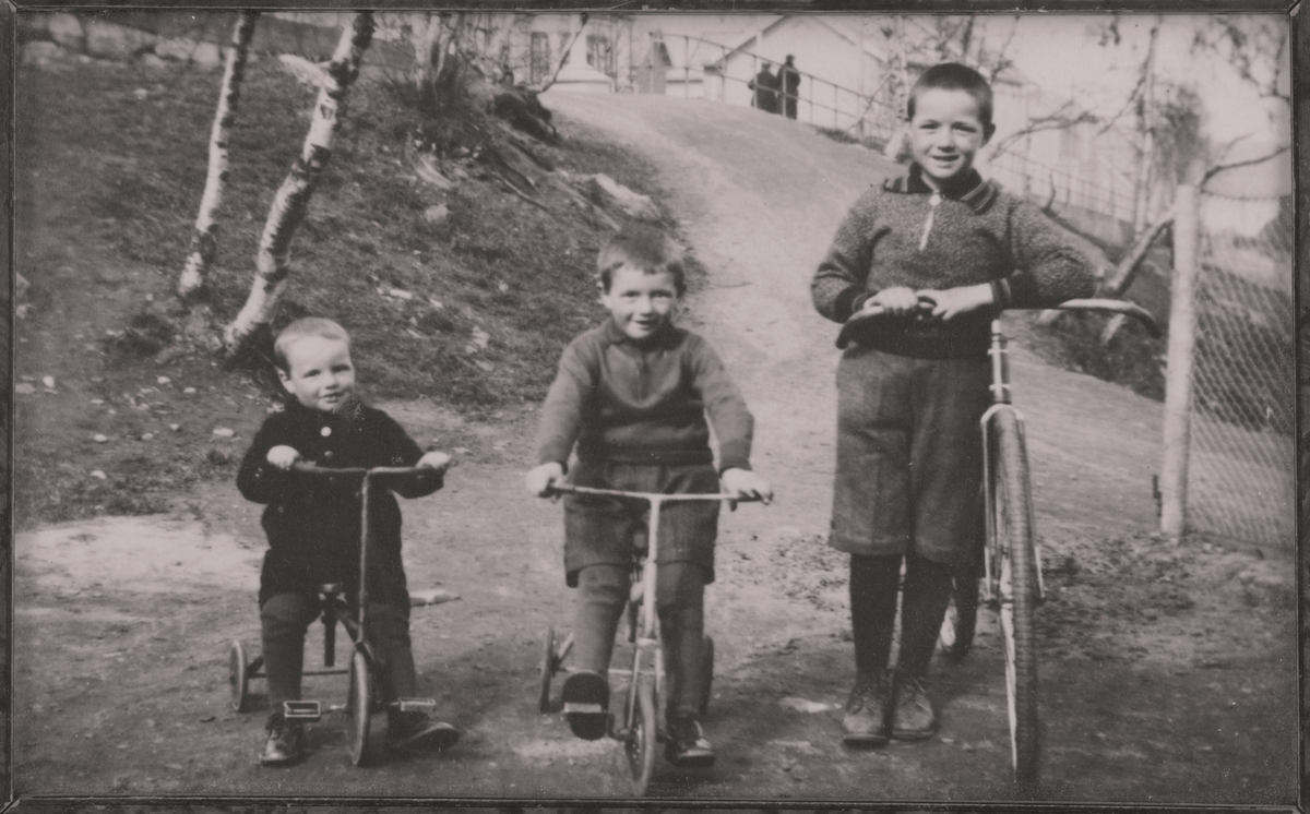 Tre unger med hver sin sykkel.