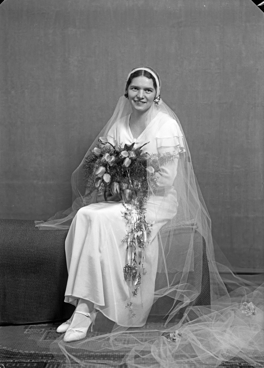 Portrett. Brudebilde. Ung kvinne i brudekjole. Brud. Bestilt av Misjonsprest. G. A. Meling