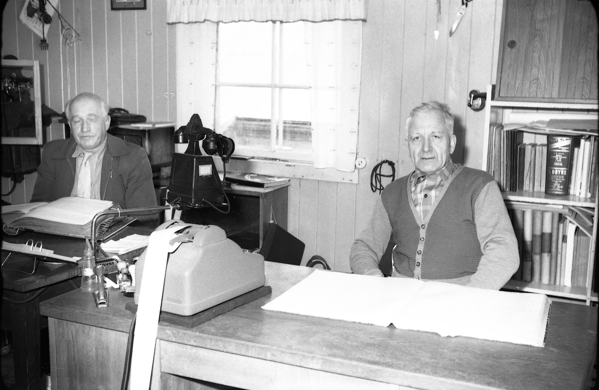 To bilder fra kontoret ved Toten Potetmelfabrikk på Lena høsten 1960. Mannen til høyre er Ole Alfstad, til venstre Ottar Moen.
