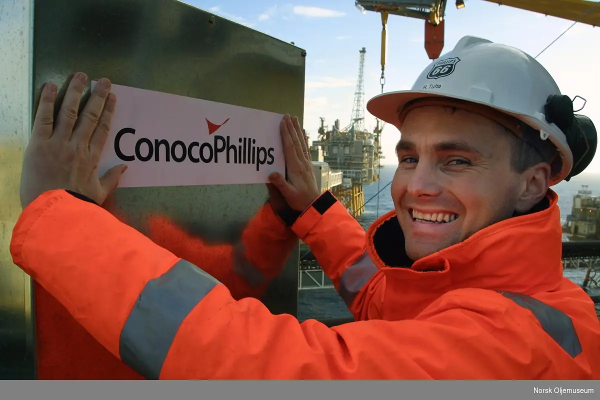 Rune Tufta bytter logo på Ekofisk-feltet i forbindelse med at Phillips og Conoco ble slått sammen til ett selskap under navnet ConocoPhillips.