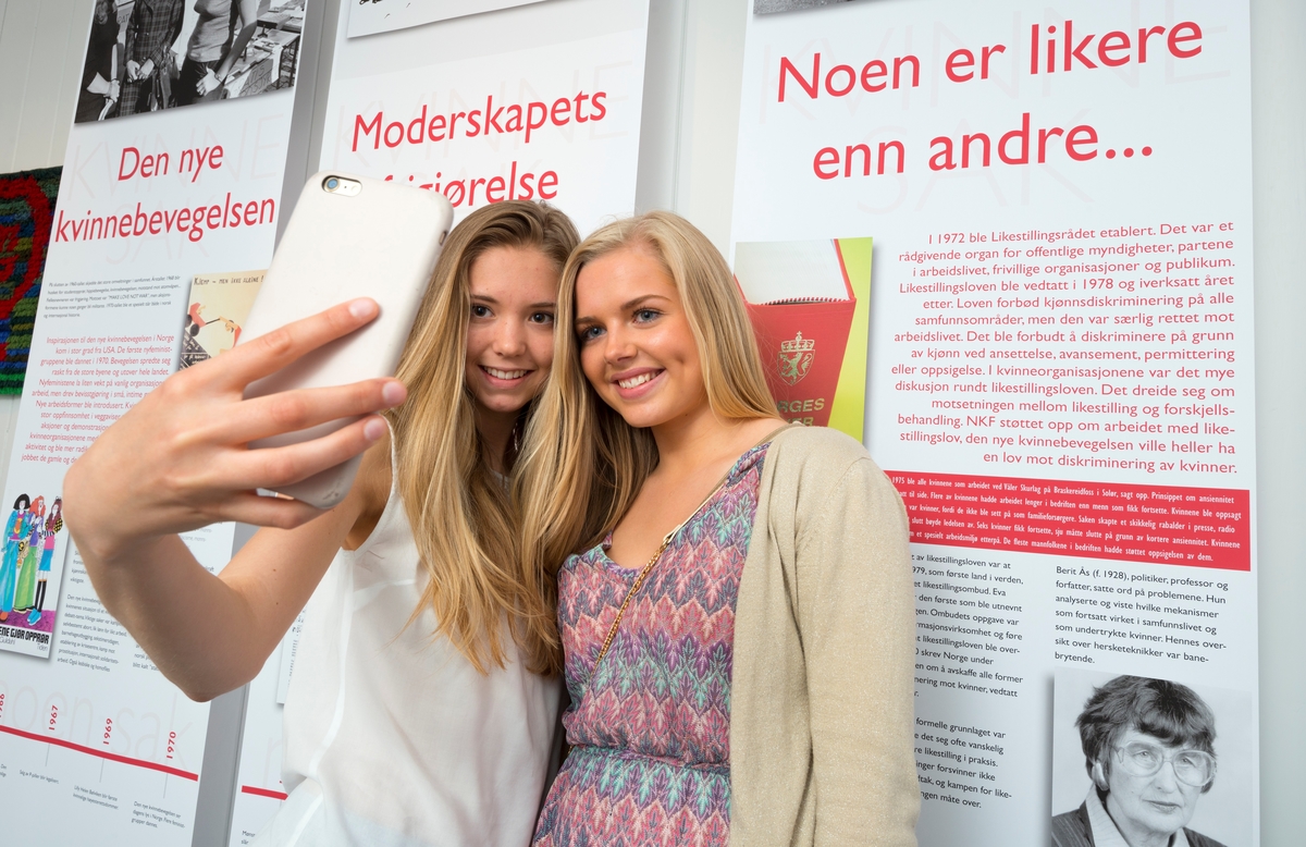 Kvinnemuseet, Kongsvinger museum, Hedmark. Jenter tar selfie med mobiltelefon i utstilling. Utstillinger. Ungdom. Besøkende. Publikum. Formidling.