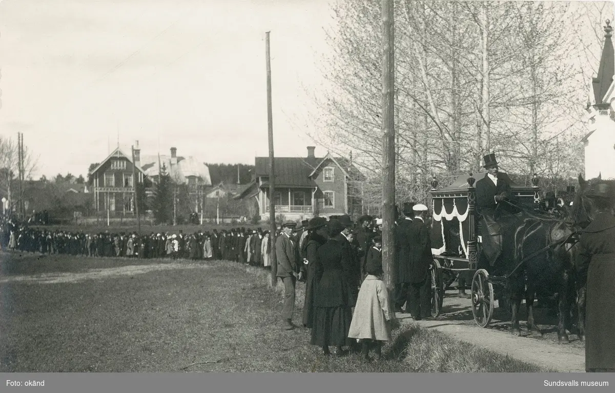 Begravningståg i samband med kyrkoherde Per Hedlunds (f. 1865 d. 1922) begravning i Torps kyrka. Vykort.