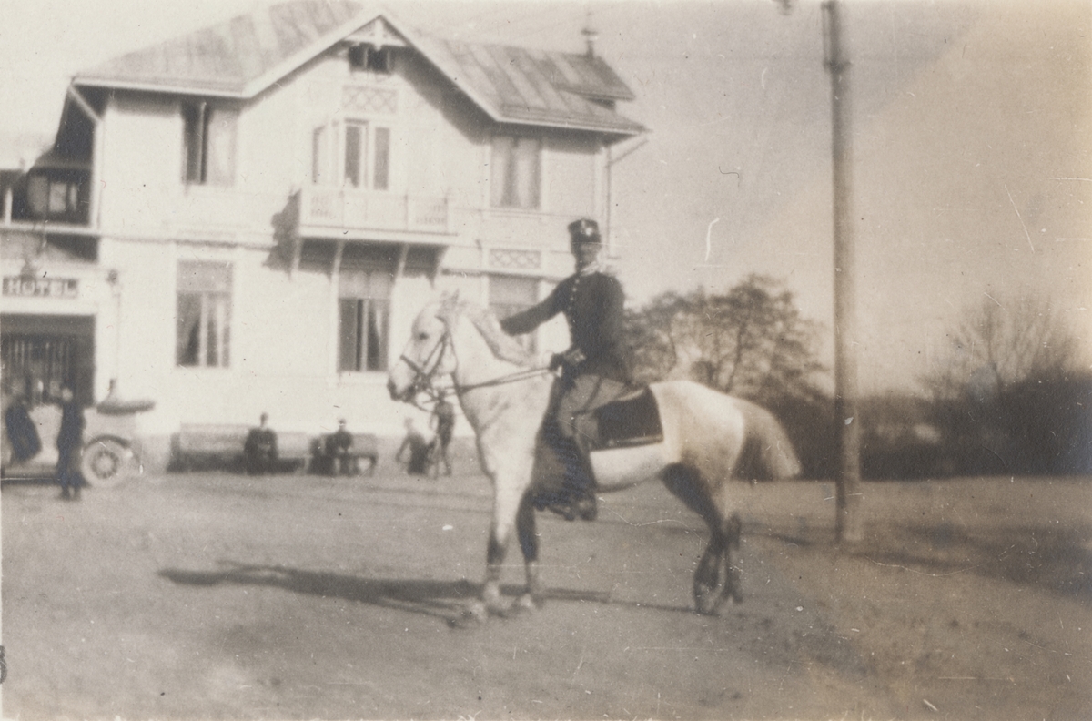 Soldat till häst framför Societetshuset i Mariehamn.