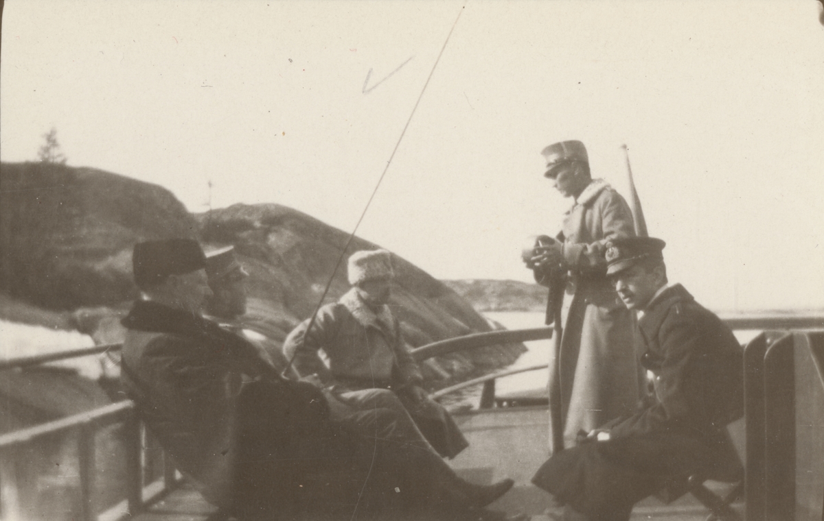 En grupp soldater ombord på en båt.