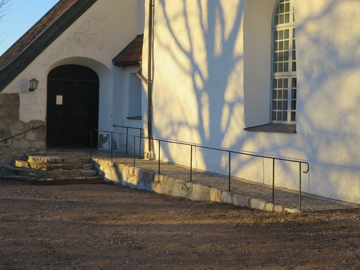 Exteriör, ingångsparti på Bäckseda kyrka, Vetlanda kommun, med nyinstallerad tillgänglighetsramp.