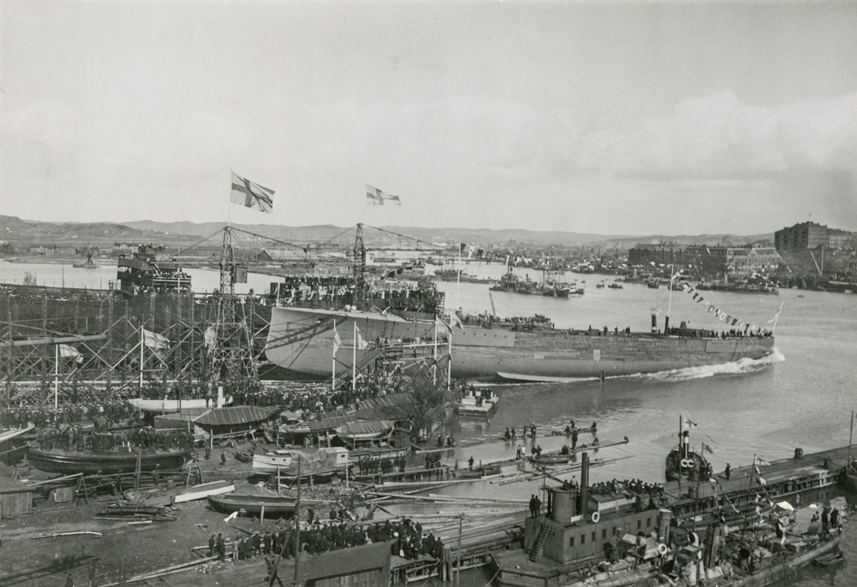 Pansarskeppet Sveriges sjösättning den 3 maj 1915 vid Götaverken i Göteborg. Gustaf V var närvarande vid tillfället.
