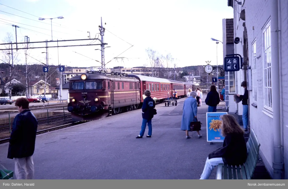 Kongsberg stasjon med persontog fra Oslo S til Bø, tog 501, trukket av elektrisk lokomotiv El 11 2090