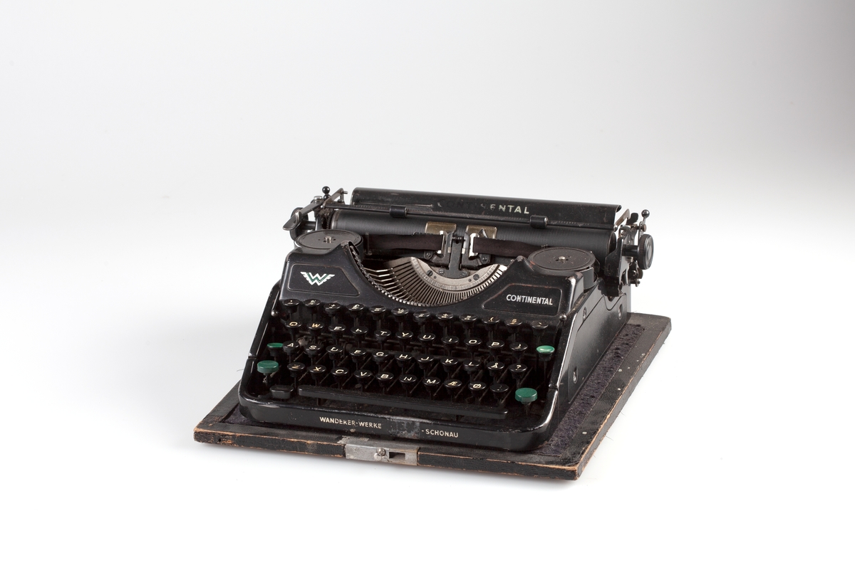 Liten, portabel skrivemaskin med fargebånd
Med låsbar transportkasse
Modell Continental, fra Wanderer-Werke i Siegmar-Schönau (nå Chemnitz)
Bunnplate og kasse er av treplater trukket med sort kunstskinn