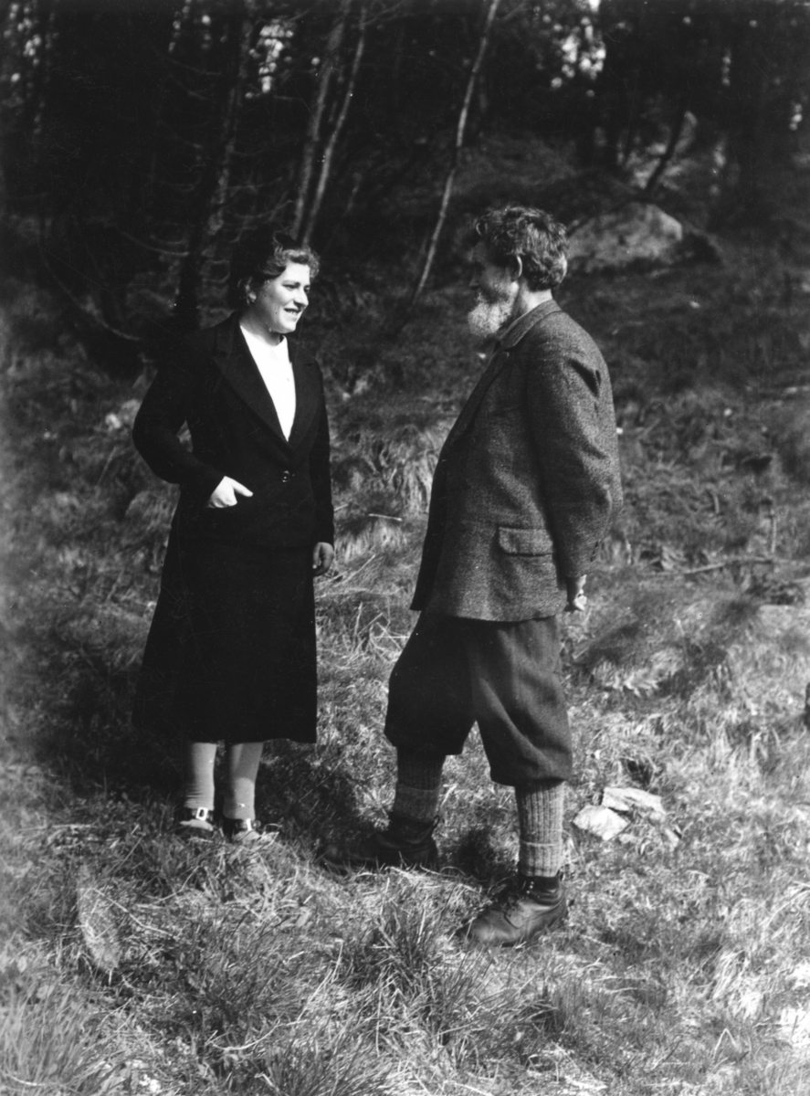Ingvald Skjeldrup og ei kvinne ved navn Astrid står ved et skogholt og ser på hverandre.
