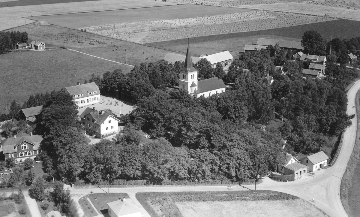 Flygfoto över Fornåsa kyrkby. Socknens medeltida kyrka, som kan dateras till 1100-talets mitt, är till stora delar bevarad. Av det senare tillkomna räknas tornet som stod färdigt 1901.