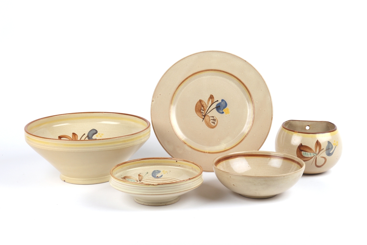 Dekketøy fra Ganns keramikk bestående av tallerken og to skåler av ulik størrelse.