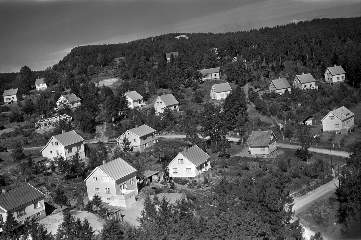 Flyfotoarkiv fra Fjellanger Widerøe AS, fra Porsgrunn Kommune. Løvsjø, Heistad. Fotografert av J. Kruse 08.08.1959.
