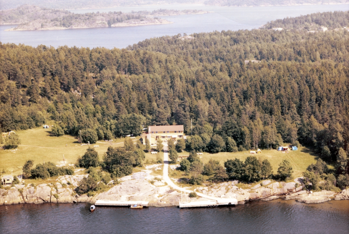 Flyfotoarkiv fra Fjellanger Widerøe AS, fra Porsgrunn Kommune, Bjørkøya, Bjørkheim, Herøya Arbeiderforening. Fotografert 14.07.64