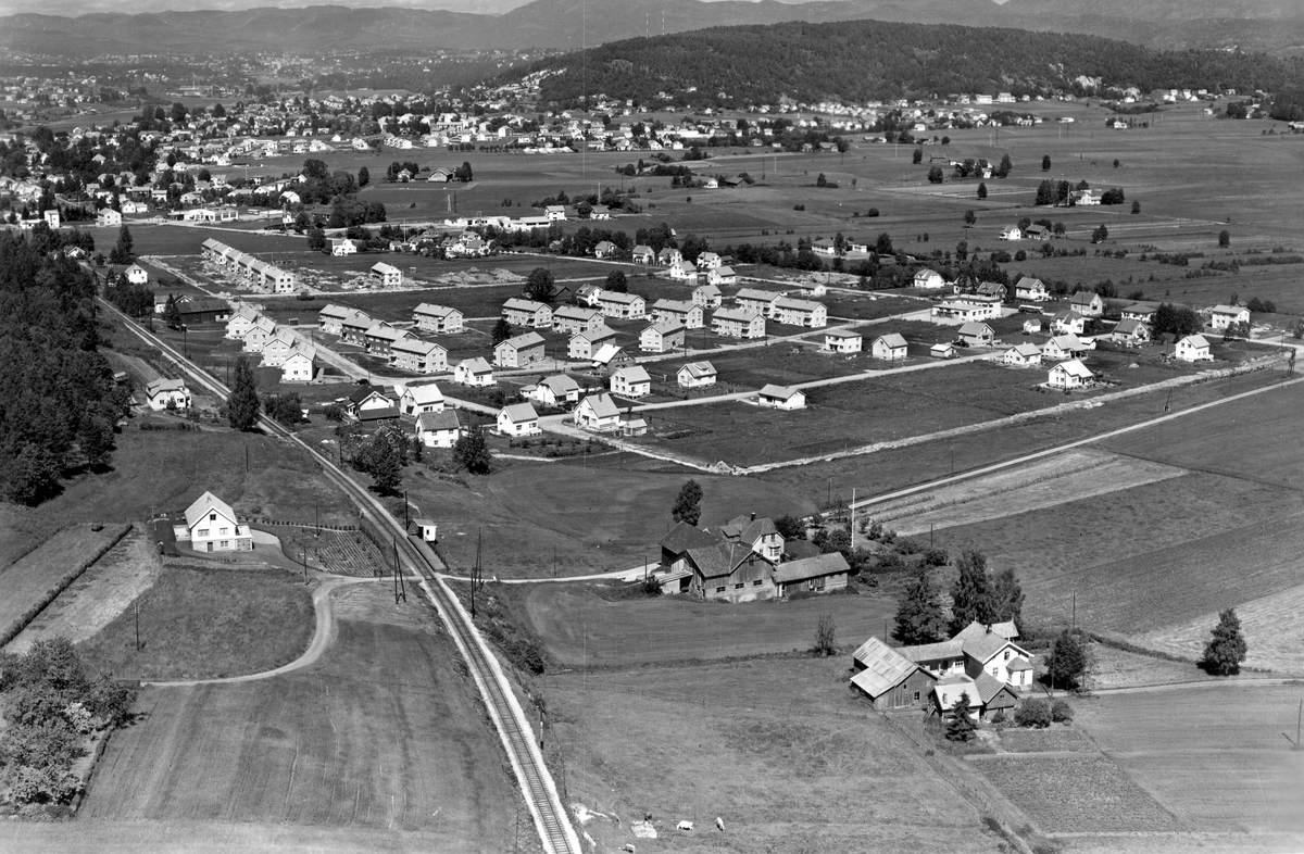 Flyfotoarkiv fra Fjellanger Widerøe AS, fra Porsgrunn Kommune. Vallermyrene, Eidanger. Fotografert 03.07.1957. Fotograf Tveit- Hansen