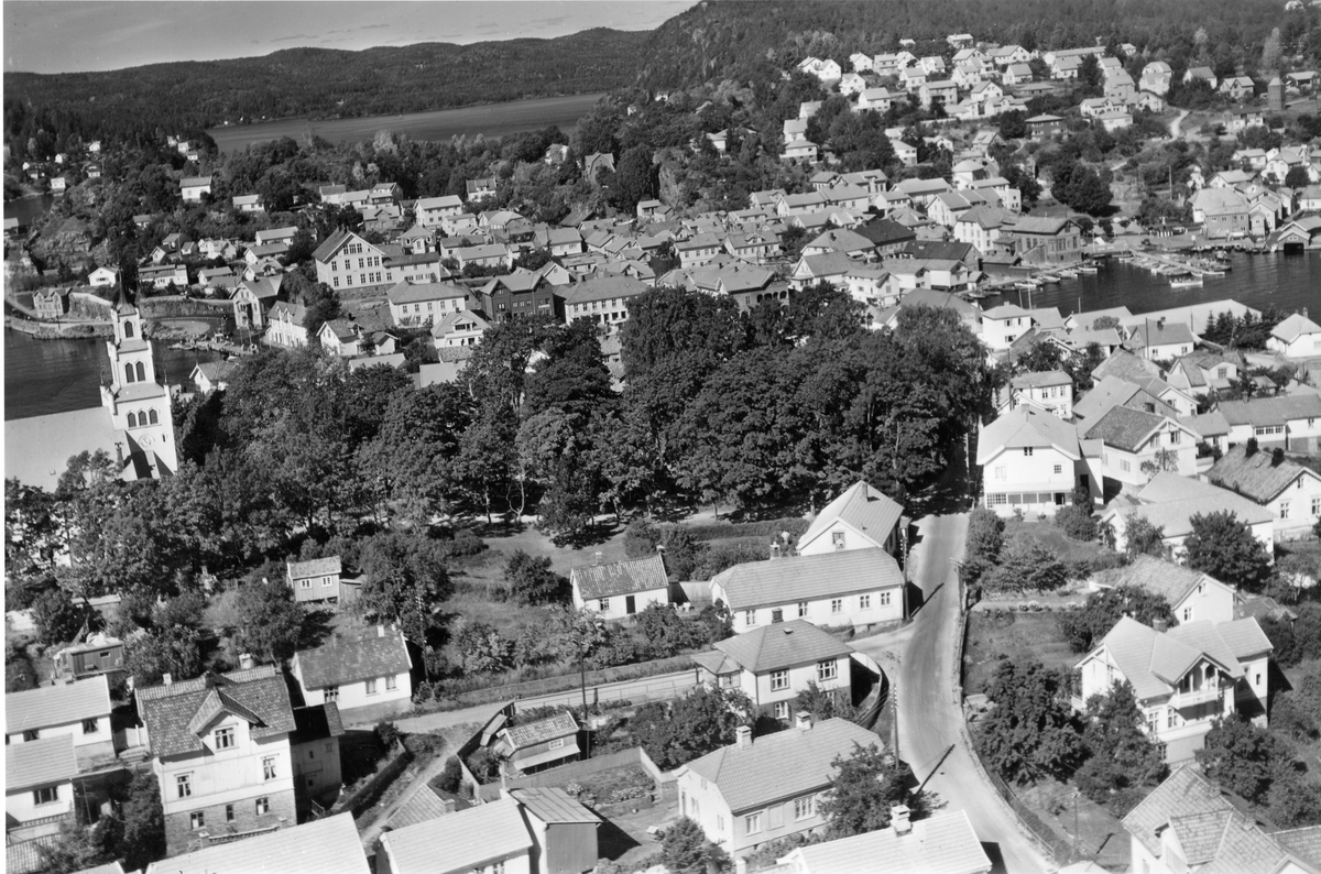 Flyfotoarkiv fra Fjellanger Widerøe AS, fra Porsgrunn Kommune. Øya i  Brevik. Fotografert 08.08.1959. Fotograf J Kruse