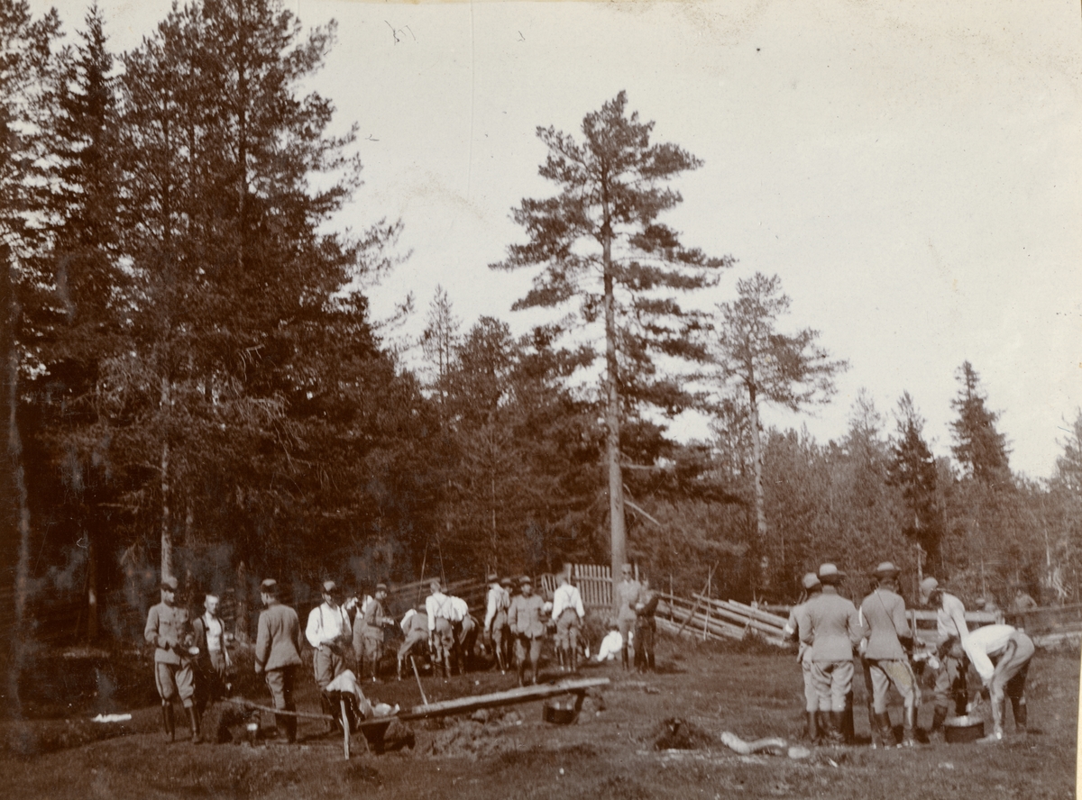 Elever vid Kavalleriskolan i Umeå lagar mat i kokgrop i skogen.