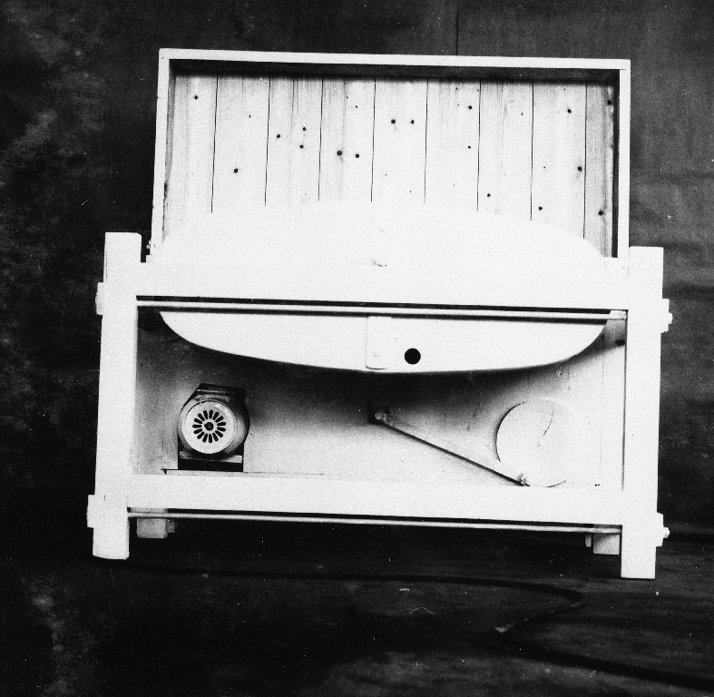 Vaskemaskin "8 - vaskeren", konstruert og produsert av Trygve Kverneland. God maskin som det vart seld omlag 200 stk av her i distriktet. (Rogaland/Jæren)