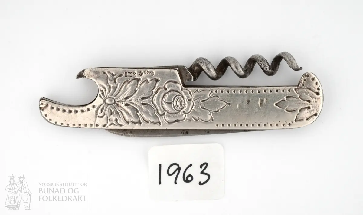 Foldekniv med knivblad i stål og korketrekker i jern. Gravert/ støypt rosemotiv. Stempla 830 S og PPP(?).