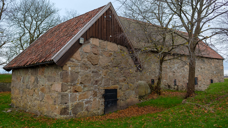 Brønnhuset med proviantmagasinet i bakgrunnen