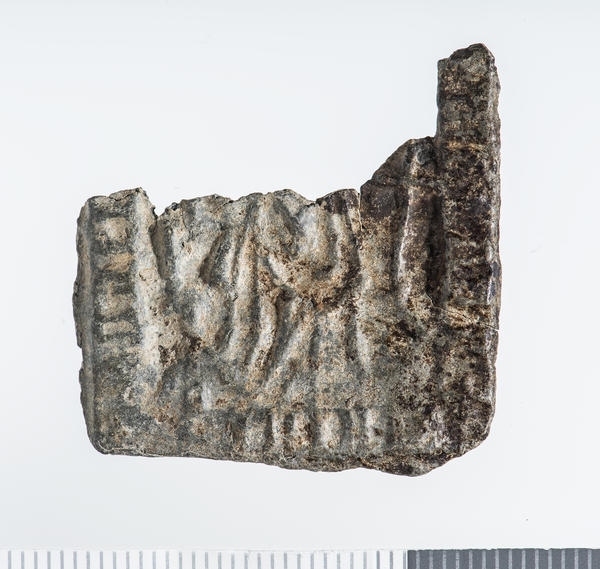 Pilegrimsmerke: Firkant i sølv med avbrutt overdel, har vært nesten kvadratisk, innpreget symboler og bilde av Hellige Birgitta.