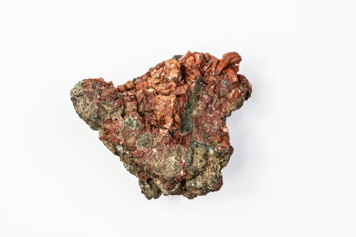 Ett mineral som är en zeolit. Exemplaret kommer ifrån Drio le Pale, i Alto Adige i Italien och tillhör Adolf Andersohns samling.
