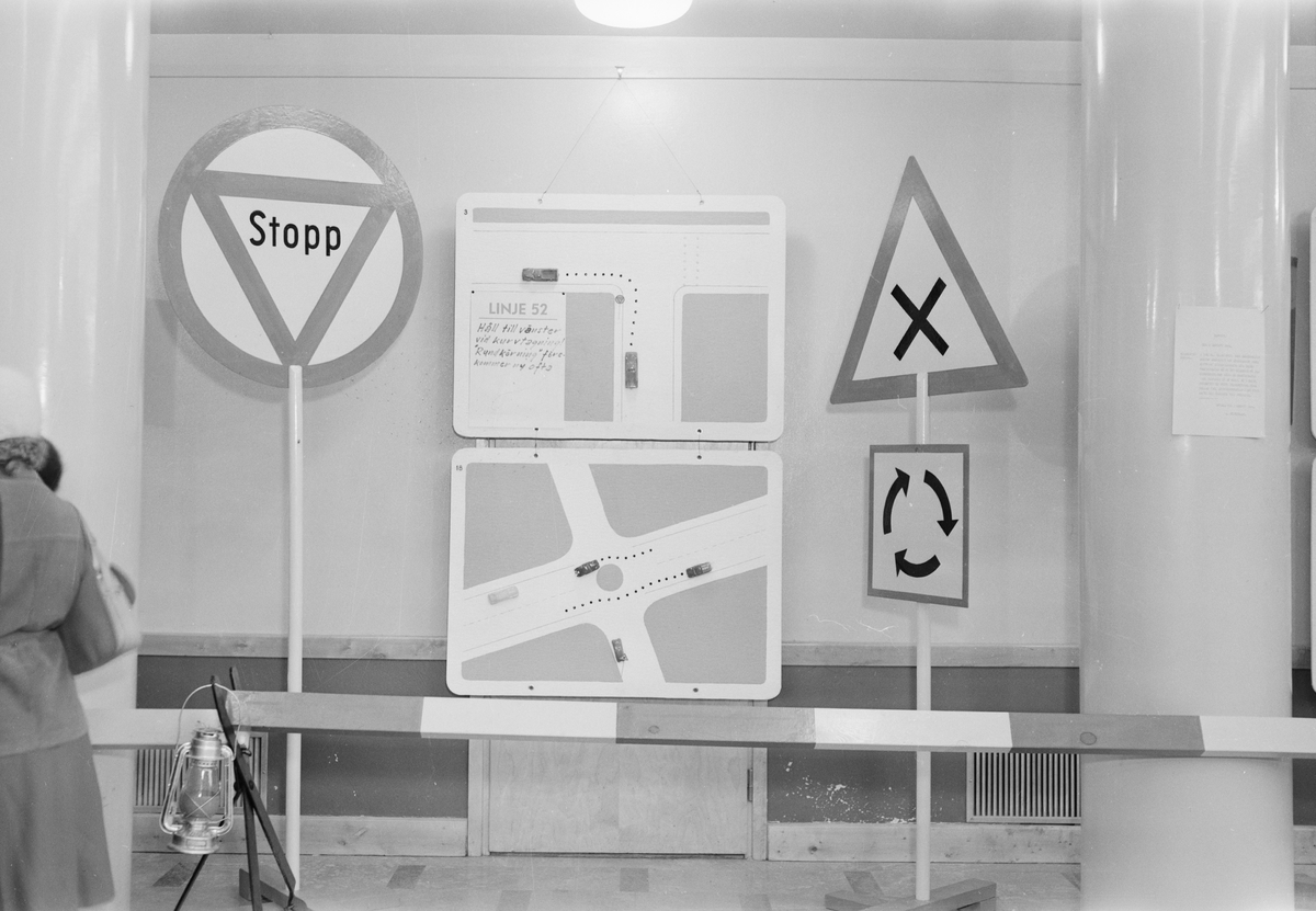 Utställning om linjetrafik - trafikmärken, Uppsala 1952
