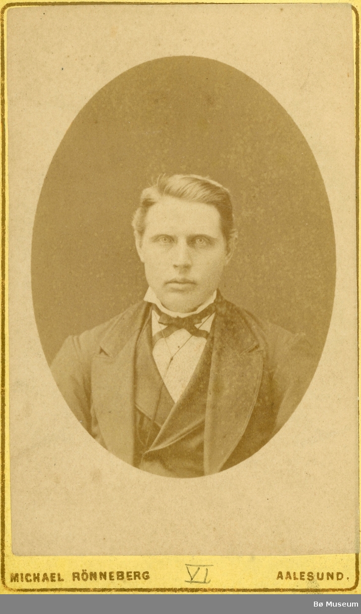 Portrettfoto av John A. Håtveit