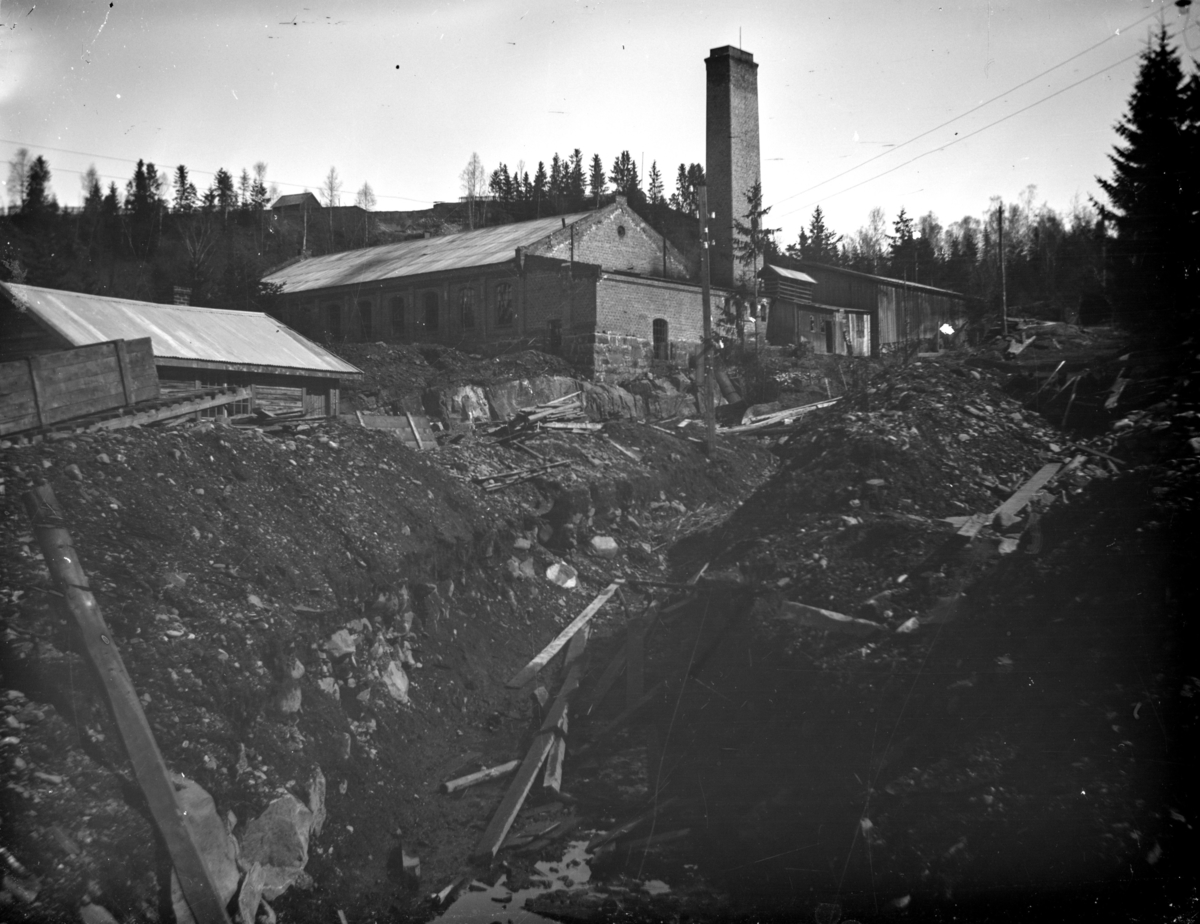 Graving av rørgate ned mot Mesna Kartonfabrik - det nedlagte Metalvalseverket ses i bakgrunnen
