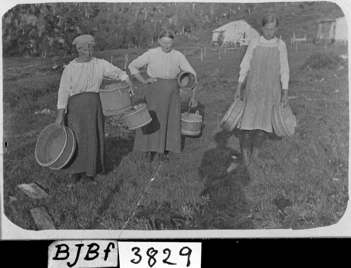 Kvinner bærer melkekar til elva, Sætra, Heim, Hemne