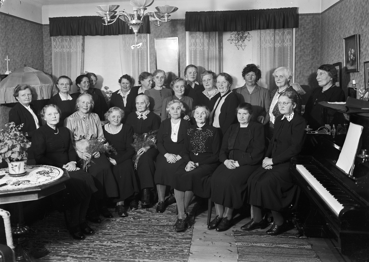 En grupp kvinnor i hemmiljö, Uppsala 1950