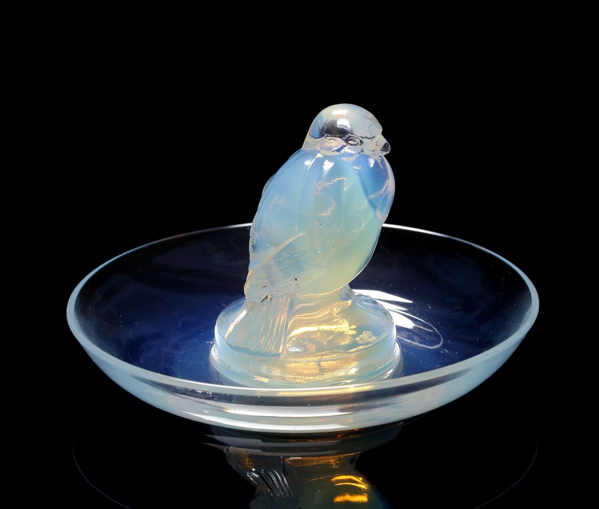 Askfat i opaliserande glas med fågel i naturtrogen storlek.