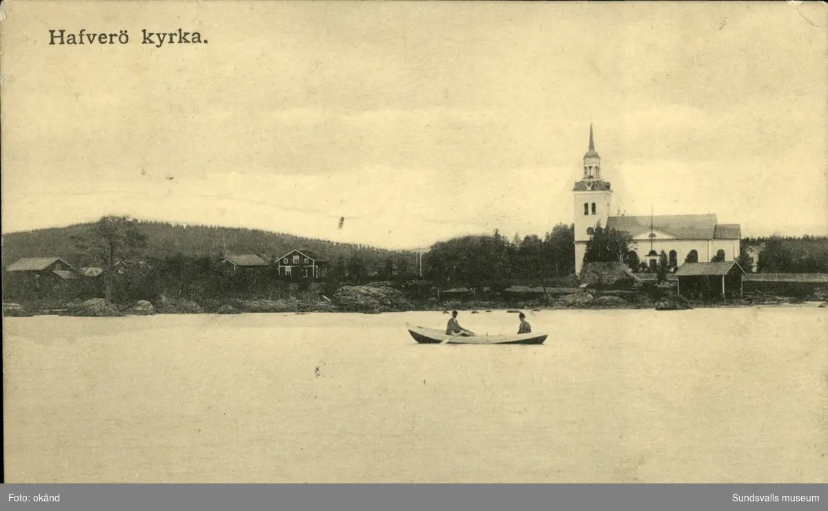 Vykort med motiv över två stycken fiskare i en båt och kyrkan i Haverö.