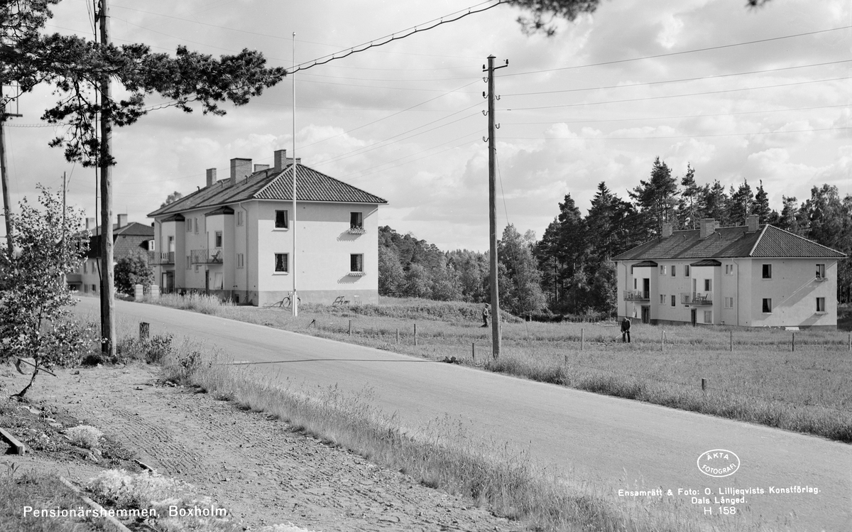 Under krigsåren uppfördes dessa bägge ålderdomshem invid Malexandervägens sträckning genom området Timmerö i Boxholm.