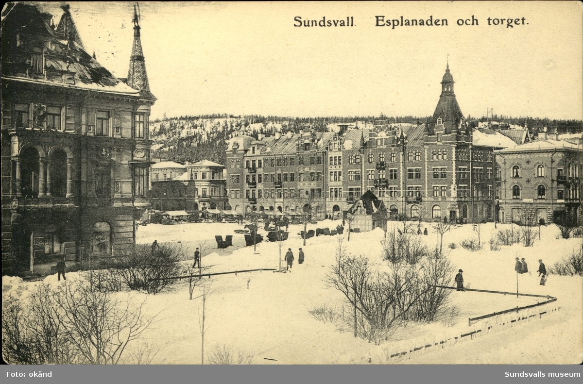 Vykort med vintermotiv över Esplanaden och Stora torget i Sundsvall.