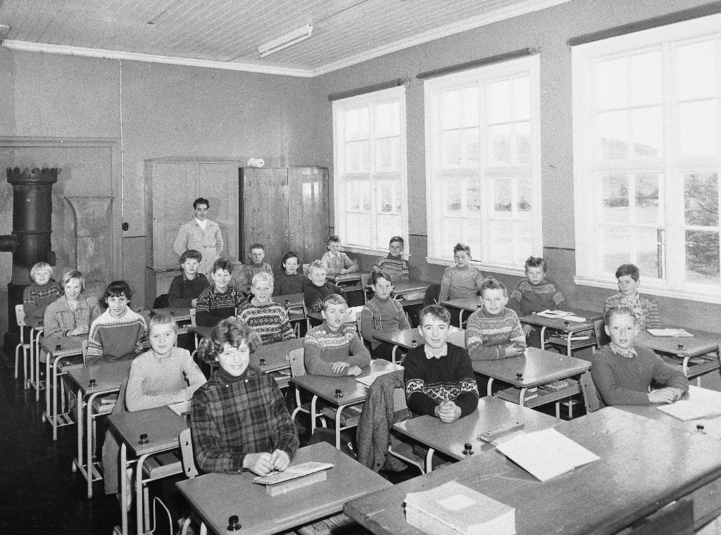 Klasserom på Frøyland gamle skule i 1958, siste året skulen var i bruk. Det er ein 6. klasse og lærar er Olav J. Hauge.
Skulen vart seinare brukt av idrettslaget fram til ca 1970. Då var den riven og staden vart leikeområde for Håholen.