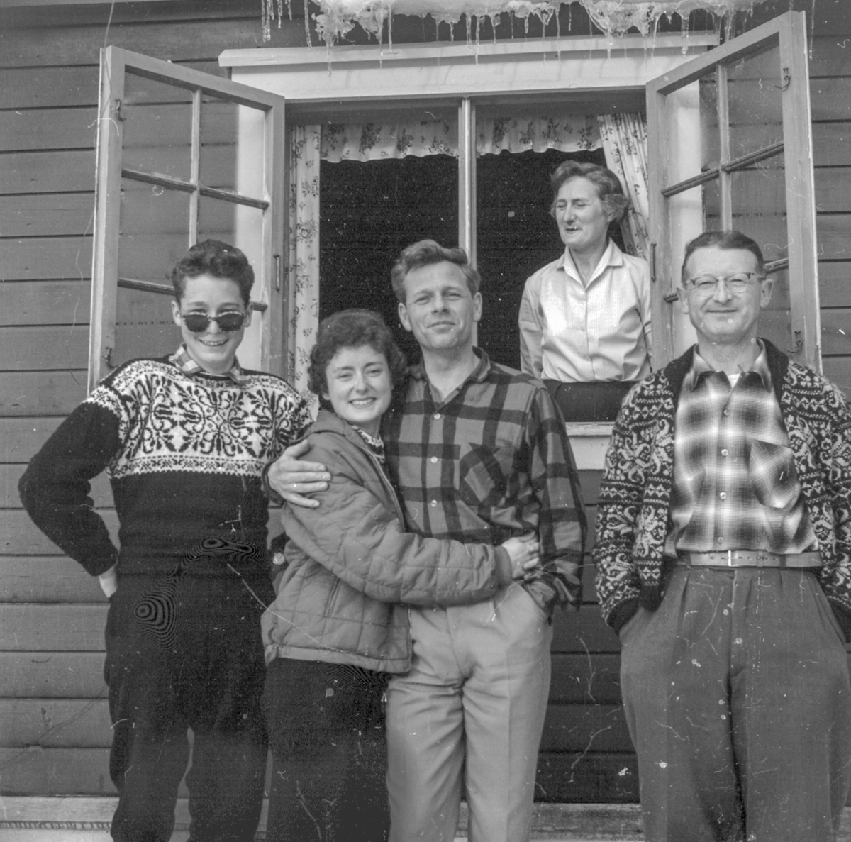 Familien Moe i hytteveggen på Løyning, påsken 1961.