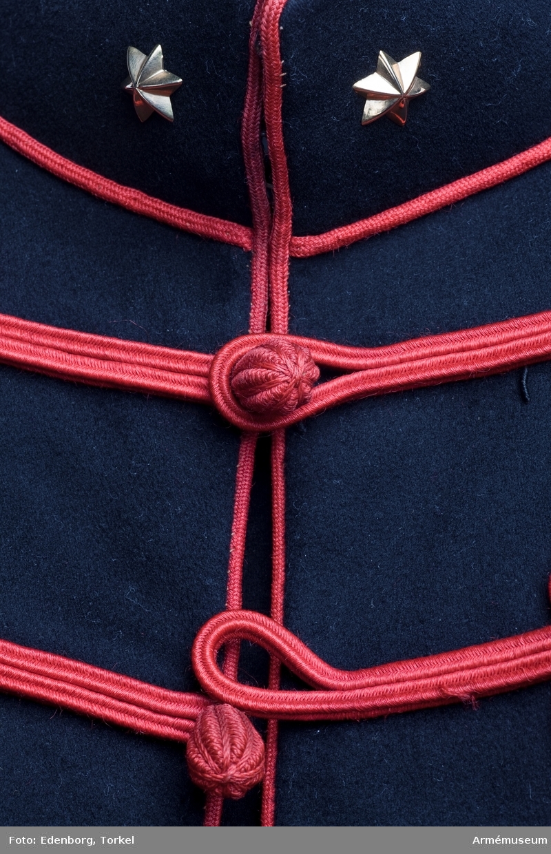Grupp C I.
För löjtnant vid 3. husarreg:t, Röda kavalleriet, Holland.
Av mörkblått blått (svart) kläde, enradig, med 6 knappar av trä, överklädda med silkesbroderi. Tvärs över bröstet 6 rader röda snören som  avslutas vid ändarna med runda knappar och 2 öglor. Röda snören längs rockens framkanter och nederkant samt på ryggsidan två fält av öglor av samma röda snören. Axelklaffar i form av  tränsar med två öglor av röda snören. Foder av svart sidentyg.
Vid kragen finns en firmaetikett: "Ch. Gabiat. Witte  Vrouvenstraat 1. Utrecht". Knappar, alla av trä, överklädda  med silkesbroderi. 6 höga stående. 12 (6 i rad) runda, alla på bröstet och 2 runda på ryggen. Krage av samma mörkblå kläde, upprättstående, med raka vinklar och med röda snören  på kragens övre och nedre kanter. På kragens både sidor  sex-uddiga stjärnor av gulmetall, löjtnantgrad. Ärmuppslag  Ärmuppslag har fält av röda snören i form av ungerska husarknuten, l:280 mm.