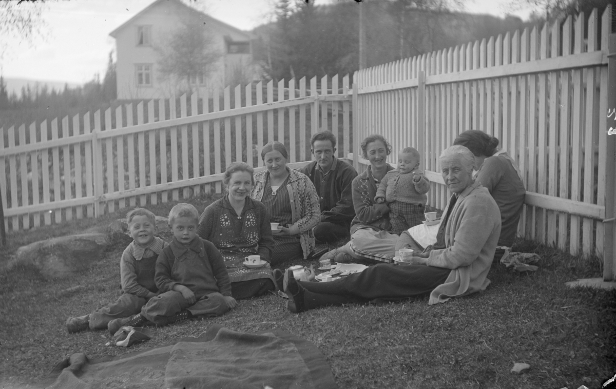Kaffelag ved Follebu våren 1931. Ytterst til høyre foran sitter mor til fotografen, mens Karl Olav Moe sitter helt bak.