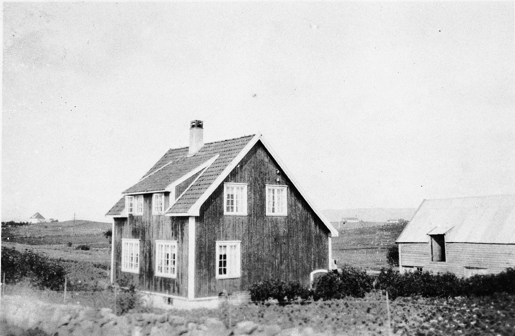 Våningshuset til Olava Marie f. Time (1889 - 1969) og Albert Rasmussen Auglend (1886 - 1957) på Kringsjå/Elisberget Bryne. (Auglendsfeltet)