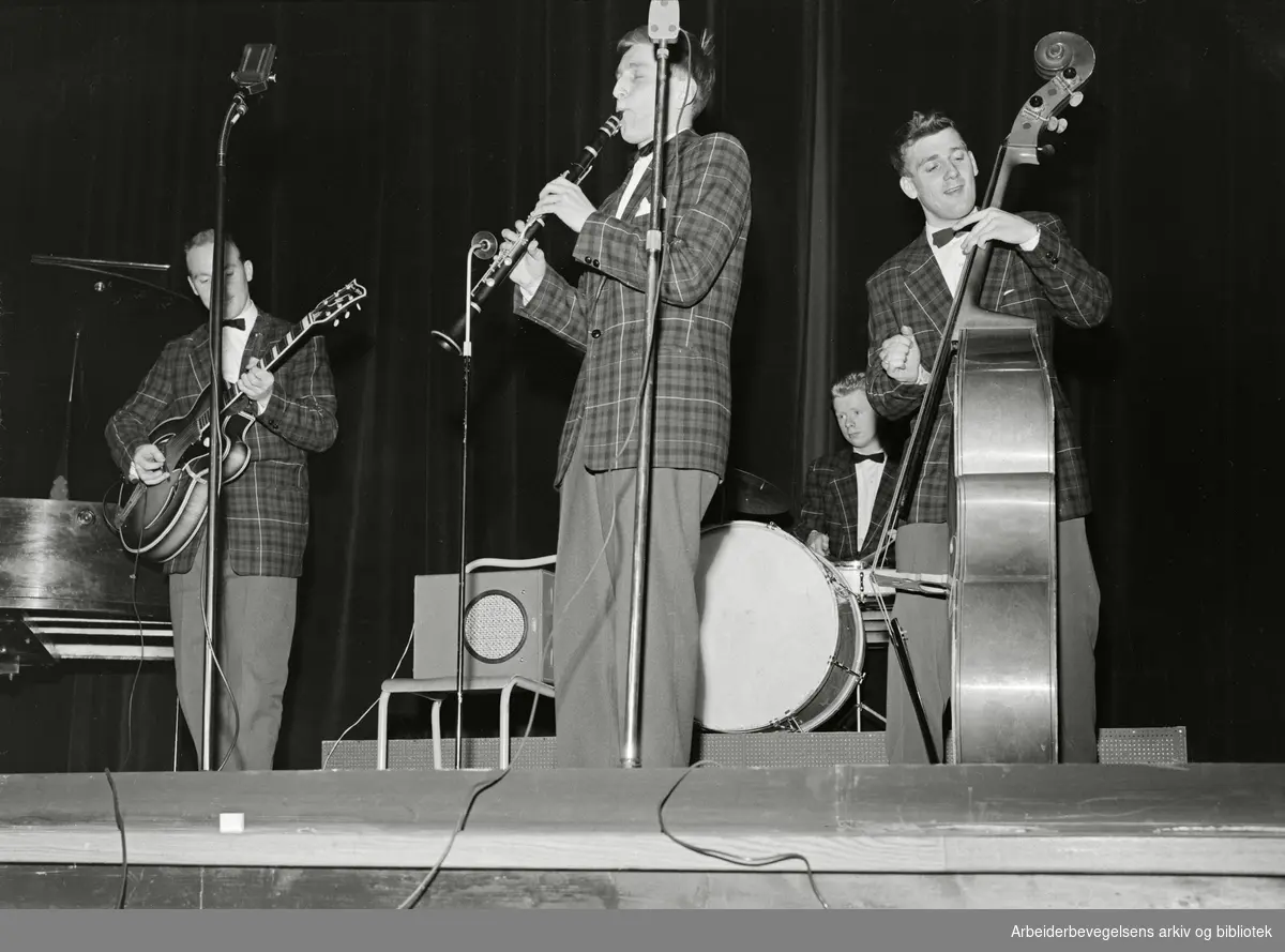 Amatørkonkurranse for norske jazzband - Norgesmesterskap i jazz. Arrangert 24. november 1957 i Oslo. Grewe Combo fra Horten, med blant annet Rolv Wesenlund på klarinett og Knut Greger Eriksen på gitar.