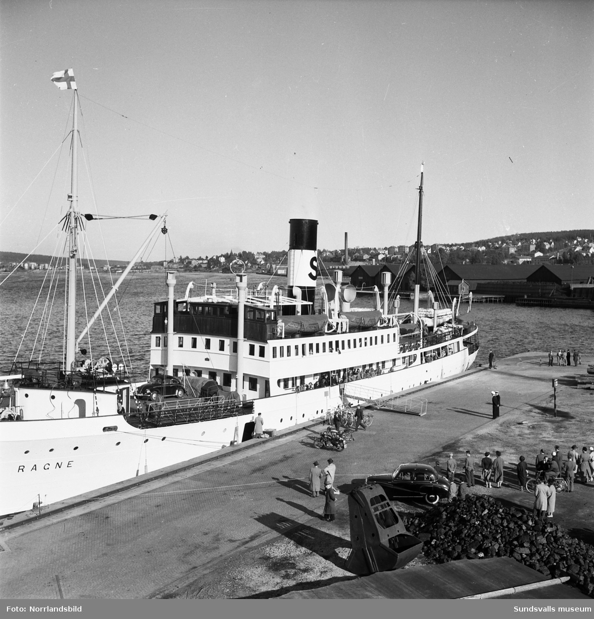 Svartviks fotbollslag 1955 reser med båten Ragne till Stockholm.