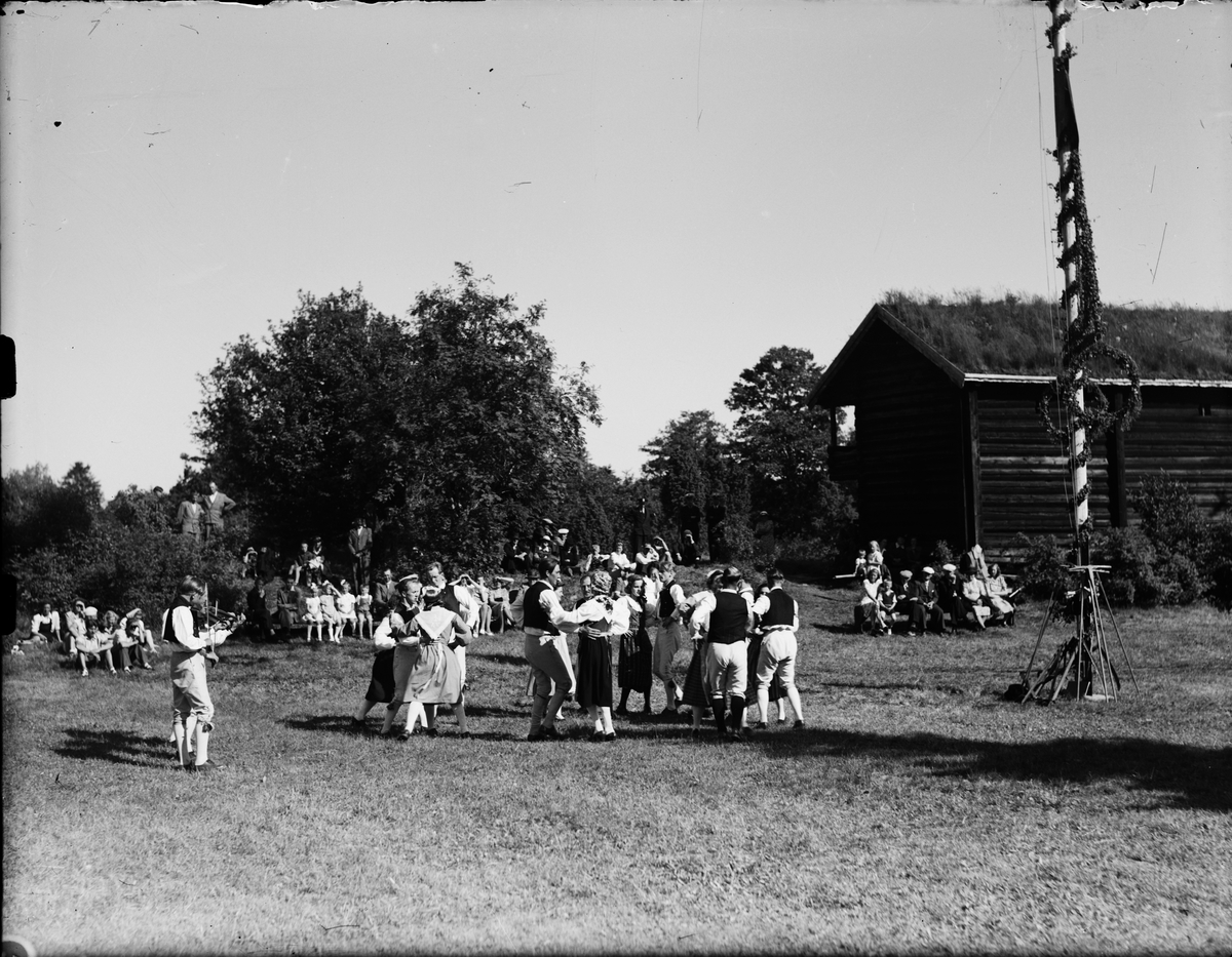 Folkdansare klädda i folkdräkt, Gammelhus, Östhammar, Uppland
