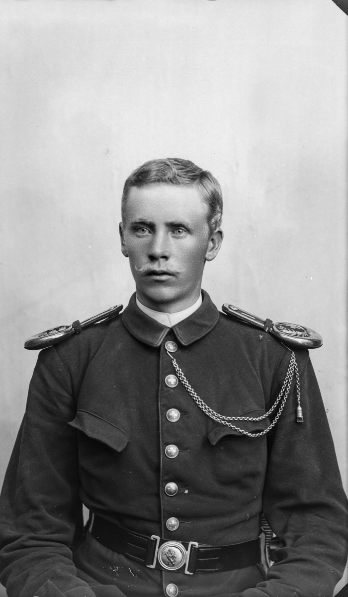 Portrett av antatt sersjant i hærens sanitetskorps. Mannen har blondt hår og bart og bærer uniform model 1889