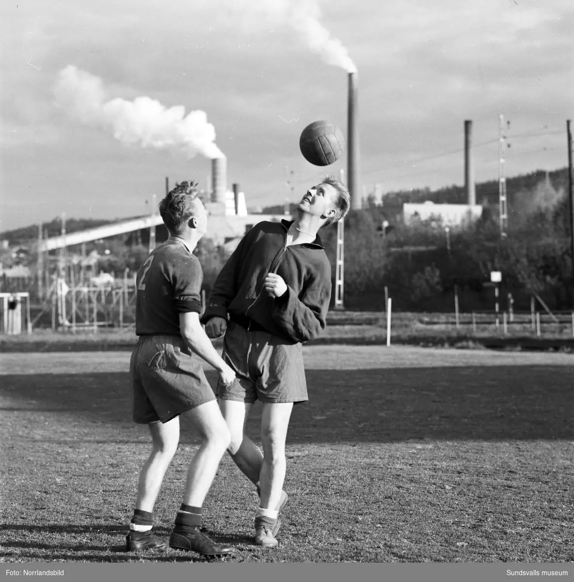 Ishockeyspelarna Bosse Eriksson och Bert-Ola Nordlander i Wifsta/Östrand, senare Timrå IK, spelar fotboll.