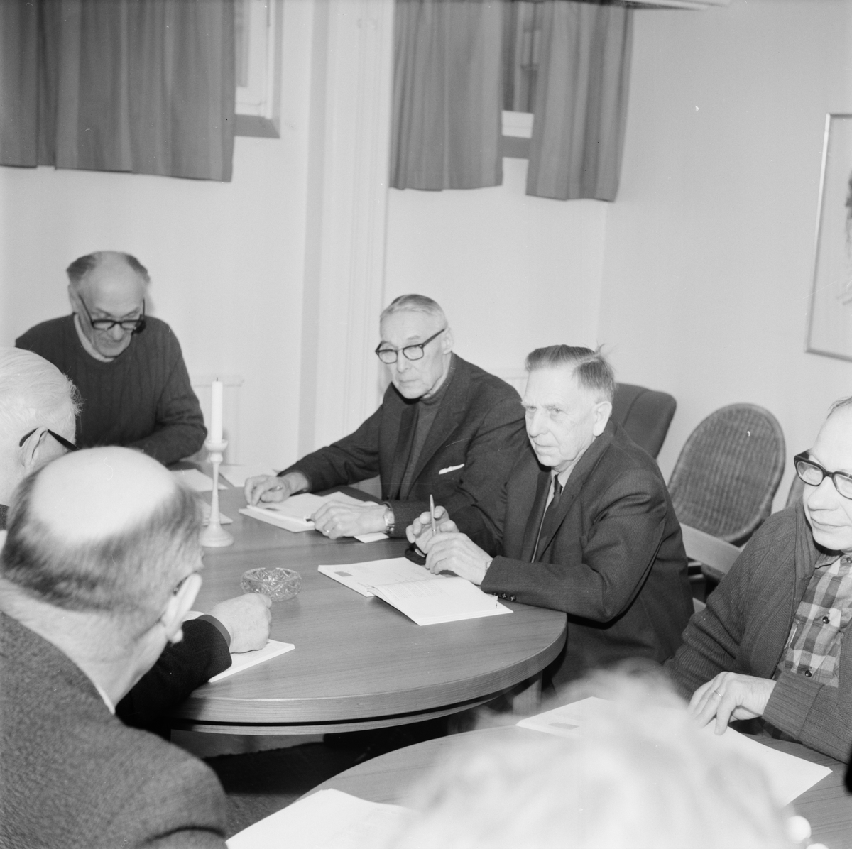 Pensionärer läser om miljövård, Tierp, Uppland, mars 1972